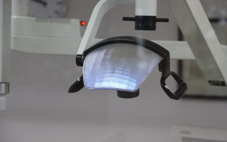lampa w gabinecie dentystycznym, dentysta