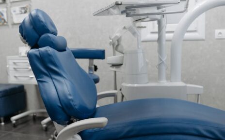 Czym różni się implant jednofazowy od dwufazowego?