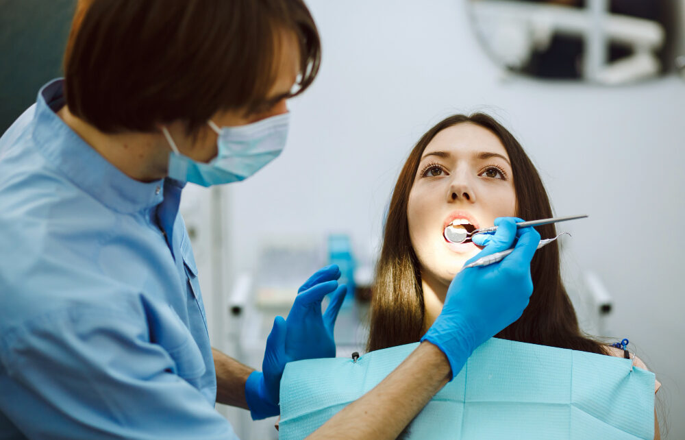 Ruchome protezy zębowe – ile trwa przyzwyczajanie się do nowej protezy?