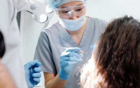 Co obejmuje standardowa wizyta u dentysty?