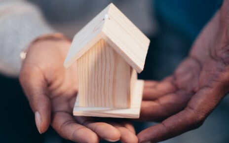 Skup nieruchomości, a komornik - kiedy sprzedaż jest korzystna?