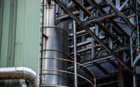 Najczęstsze przyczyny zużycia instalacji i urządzeń w zakładach przemysłowych