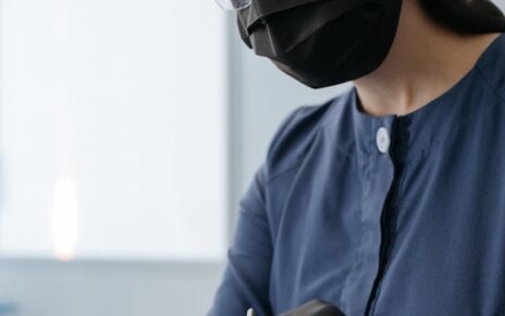 Czego nie wolno robić po wszczepieniu implantu zęba?