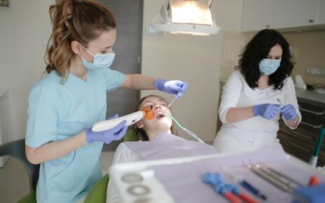 Jak stomatolog diagnozuje bruksizm podczas wizyty?
