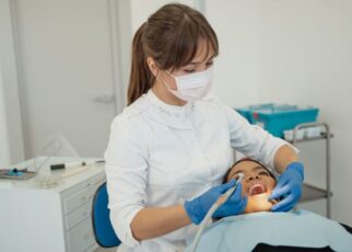 Czym są ubytki klinowe i dlaczego nie zawsze wynikają z próchnicy?