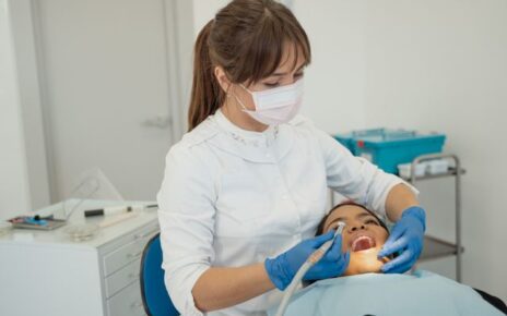 Czym są ubytki klinowe i dlaczego nie zawsze wynikają z próchnicy?