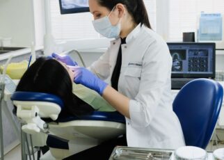 Obrzęk po wszczepieniu implantu – jak długo może się utrzymywać?