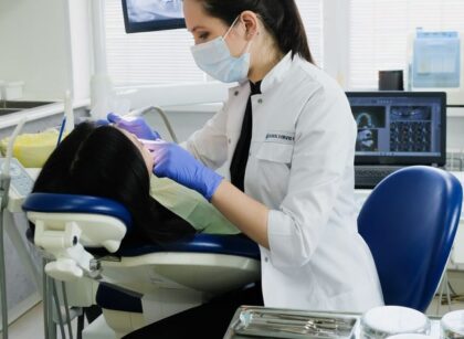 Obrzęk po wszczepieniu implantu – jak długo może się utrzymywać?