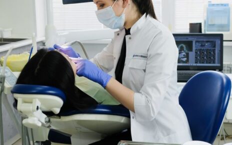 Obrzęk po wszczepieniu implantu – jak długo może się utrzymywać?