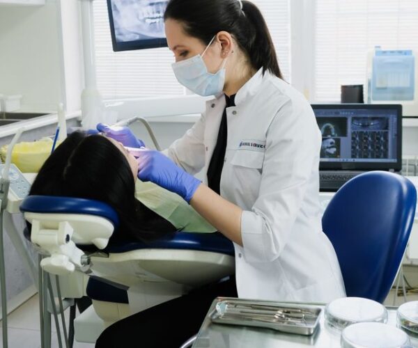 Obrzęk po wszczepieniu implantu – jak długo może się utrzymywać?