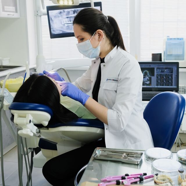 Obrzęk po wszczepieniu implantu – jak długo może się utrzymywać?