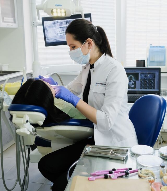 Obrzęk po wszczepieniu implantu – jak długo może się utrzymywać?