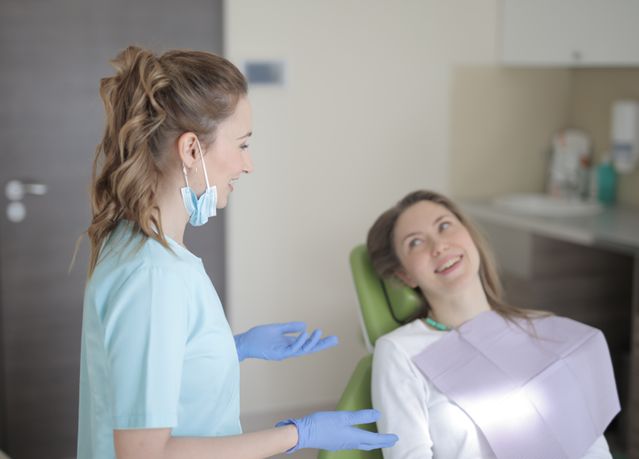 Kiedy warto zdecydować się na bonding zębów zamiast licówek porcelanowych?