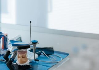 Czy zbyt mocne szczotkowanie może powodować nadwrażliwość i jak ją leczyć?